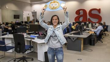 Joana Pastrana levanta su cintur&oacute;n de campeona del mundo IBF en su visita a Diario As.
