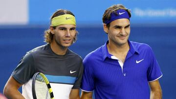 Spain&#039;s Rafael Nadal (L) and Switzerland&#039;s Roger Federer pose together before their men&#039;s singles final match at the Australian Open tennis tournament in Melbourne February 1, 2009.     REUTERS/Darren Whiteside (AUSTRALIA)