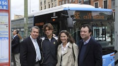 Imagen de archivo de la presentaci&oacute;n del servicio especial de autobuses de la EMT para ir a la Caja M&aacute;gica con Manolo Santana, David Ferrer, Vivi Ruano y Manuel Cobo.