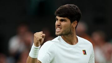 Carlos Alcaraz celebra un punto contra Andrey Rublev en Wimbledon.