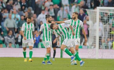 Los jugadores del Real Betis felicitan a Aitor Ruibal tras el tanto del empate ante el Real Madrid. 


