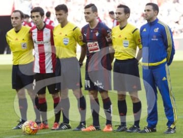 El árbitro Gil Manzano acompañado por sus asistentes Nevado Rodríguez y Fernández Miranda, el cuarto árbitro Ramos Domínguez y los capitanes Susaeta y Dani García.