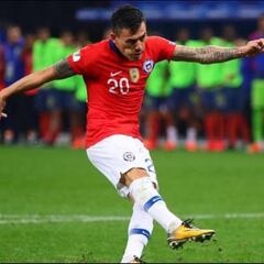 La marca mundial que igualó Charles Aránguiz en los penales