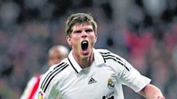 <b>RUGIDO. </b>El Cazador Huntelaar vuelve a ser la gran amenzada en ataque de los de Juande Ramos.