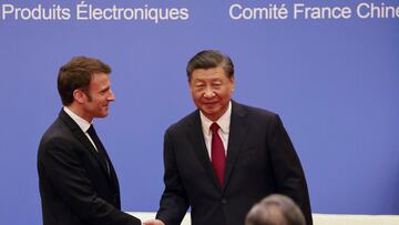 French President Emmanuel Macron and Chinese President Xi Jinping shake hands at a Franco-Chinese business council meeting in Beijing, China April 6, 2023. Ludovic Marin/Pool via REUTERS