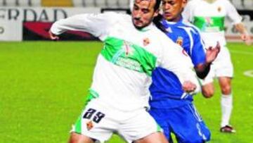 <b>ENRACHADO. </b>Santos, en un lance del partido ante el Zaragoza, dio el primer gol y logró el segundo.