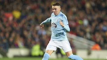 Iago Aspas se dispone a golpear el bal&oacute;n durante el partido entre el Barcelona y el Celta en el Camp Nou.