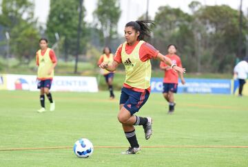 La Selección Colombia Femenina Sub 17 trabaja en Bogotá previo a su viaje a Uruguay, el próximo viernes 25 de febrero. El equipo nacional debutará en el Sudamericano ante Perú.