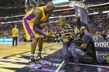 Kobe Bryant con Jacoby Jones Jr, un niño de tres años fan del angelino.