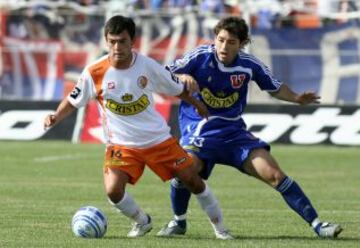 Aránguiz fue enviado a préstamo a Cobresal para que madurara. Ahí le tocó jugar ante la U. Pepe Rojas, con quien ganaría luego la Sudamericana, lo marca.