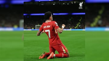 El colombiano fue protagonista en la contundente victoria de los Reds, anotando dos goles clave en una jornada memorable de la Premier League.