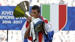 Mario Mandzukic besando el trofeo de la Serie A.