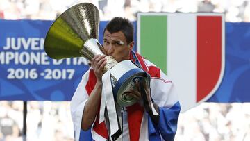 Mario Mandzukic besando el trofeo de la Serie A.