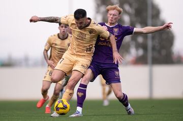 Dioni conduce el baln ante el Go Ahead Eagles.