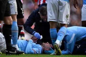 El central español del Manchester City se ha golpeado la cabeza con el codo del jugador del Brentford FC Ethan Rupert Pinnock. Al de Agen ha sido atendido sobre el terreno de juego durante cuatro minutos ya que la hemorragia no cesaba. Le han tenido que vendar la cabeza. 