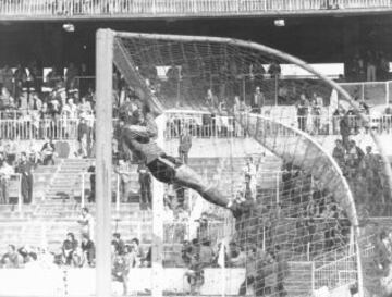 Otro jugador celebrando con su equipo subiéndose al larguero.