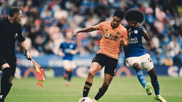 Raúl Jiménez jugando con Wolverhampton.