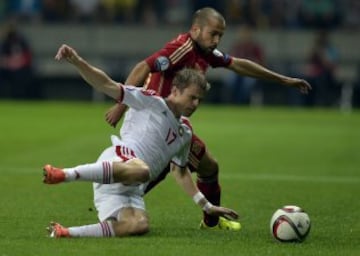 Jordi Alba y Pavel Nekhaychik.