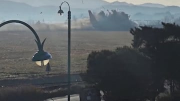 Momento de la colisión del vuelo 7C2216 de Jeju Air tras salirse de la pista tras aterrizar en el Aeropuerto Internacional de Muan en Corea del Sur. Captura de pantalla obtenida de un video.