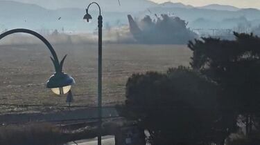 Momento de la colisión del vuelo 7C2216 de Jeju Air tras salirse de la pista tras aterrizar en el Aeropuerto Internacional de Muan en Corea del Sur. Captura de pantalla obtenida de un video.