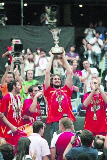 Pau Gasol levanta el trofeo de Campeones del Mundo.