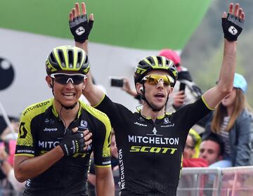 El bogotano, con su gran escalada hasta el Observatorio, lideró el festival del Mitchelton, que parece decidido a luchar por la clasificación general. Su compañero Simon Yates obtuvo la maglia rosa y Esteban está tercero a 26". Segundo es Dumoulin.