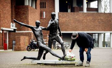 Un hombre deposita flores en la estatua de Johan Cruyff el día de su muerte el 24 de marzo de 2016. Estadio Johan Cruyff, Ámsterdam, Países Bajos.
