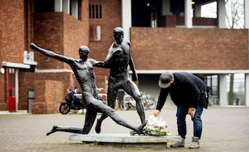 Un hombre deposita flores en la estatua de Johan Cruyff el d¨ªa de su muerte el 24 de marzo de 2016. Estadio Johan Cruyff, ?msterdam, Pa¨ªses Bajos.