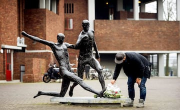 Un hombre deposita flores en la estatua de Johan Cruyff el día de su muerte el 24 de marzo de 2016. Estadio Johan Cruyff, Ámsterdam, Países Bajos.