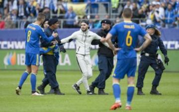 Un espontáneo saltó al campo interrumpiendo el partido.