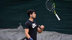 Carlos Alcaraz juguetea con su raqueta durante un entrenamiento en Wimbledon.
