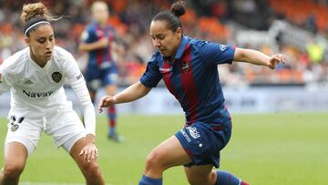 Charlyn Corral, jugadora del Levante, en el derbi ante el Valencia en Mestalla.