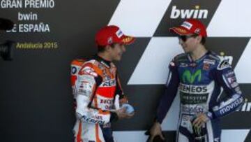 M&aacute;rquez y Lorenzo charlan en el podio.
