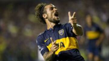 Pablo Daniel Osvaldo celebra un gol con la camiseta de Boca Juniors.