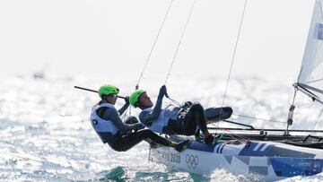 EVE1434. ENOSHIMA (JAP&Oacute;N), 28/07/2021.- Florian Trittel y Tara Pacheco Van Rijnsoever de Espa&ntilde;a compiten durante el nacra 17 mixto de vela en los Juegos Ol&iacute;mpicos 2020, este mi&eacute;rcoles en el Puerto de Veleros de Enoshima (Jap&oacute;n). EFE/ Lavandeira Jr