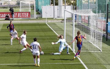 Real Madrid 0-2 Barcelona | Cambio de ritmo de Hansen para dejar atrás el balón cuyo centro golpea en el pie de Misa y Babett y se acaba colando en la portería blanca.