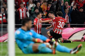 2-1. Miguel Gutierrez, en otro error en la salida del balón, posibilita a Gorka Guruceta asisitir a Alejandro Berenguer y batir Gazzaniga desde la frontal del área. En la imagen, el mediapunta celebra el gol que marca en el minuto 55 con sus compañeros.