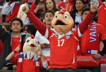 Los hinchas chilenos presentes en el estadio Nacional.