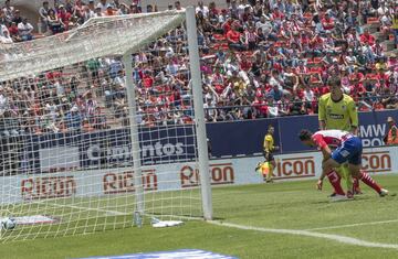 El jugador del Atlético de San Luis, Antonio Portales, marca en propia puerta el 1-2 para el Atlético de Madrid. 
