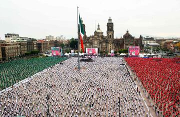 La clase se ha desarrollado en el Z¨®calo, la plaza central de la ciudad de M¨¦xico para intentar superar el r¨¦cord que ostenta actualmente Mosc¨², que en 2017 reuni¨® a unos 3.000 participantes.