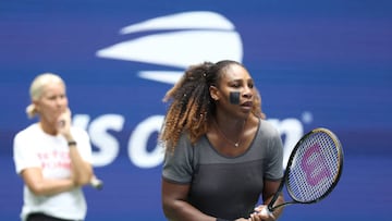 NEW YORK, NEW YORK - AUGUST 28:  Rennae Stubbs  coaches Serena Williams during practice in preparation for the 2022 US Open at USTA Billie Jean King National Tennis Center on August 28, 2022 in the Queens borough of New York City. (Photo by Matthew Stockman/Getty Images)