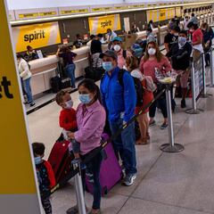 Las aerolíneas estudian dejar asientos vacíos o hacer test de sangre antes de viajar