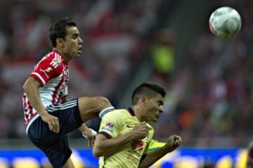 El balón se disputaba con todo.