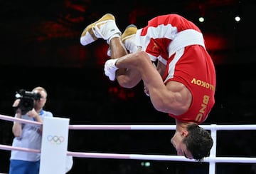 Abdumalik Khalokov celebra su triunfo.