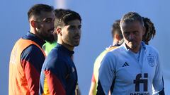 Spain's coach Luis Enrique (R) looks at his players Borja Iglesias (L) and Marco Asensio during a training session on the eve of the UEFA Nations League football match between Portugal and Spain, at the Municipal Stadium in Braga on September 26, 2022. (Photo by MIGUEL RIOPA / AFP)