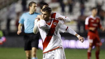 Embarba celebra el 1-1.