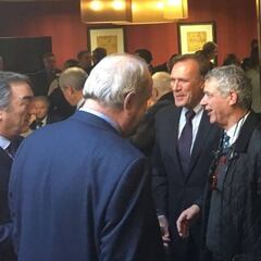 Villar se presenta en la comida de la FEF sin estar invitado