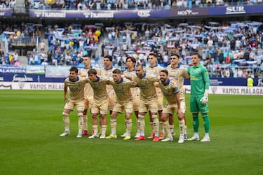 La nueva camiseta de Las Palmas no se inspira en una única temporada, sino en toda la historia del club, en los ascensos, en los estadios y en las generaciones de jugadores que han construido su identidad. Desde el Ascenso del 51 hasta el más reciente, pasando por el Insular y referentes como Tonono, Guedes o Germán Dévora, cada etapa forma parte de este legado.