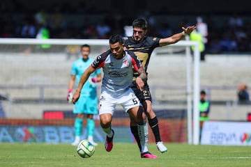 Acción del duelo entre Pumas y Atlas