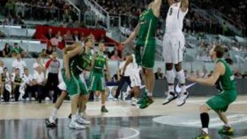 <b>PELEADO. </b>El lituano Jankunas lucha por un rebote con Gay. El norteamericano fue clave en su equipo.